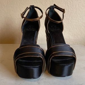 TORY BURCH BLACK & GOLD WEDGES